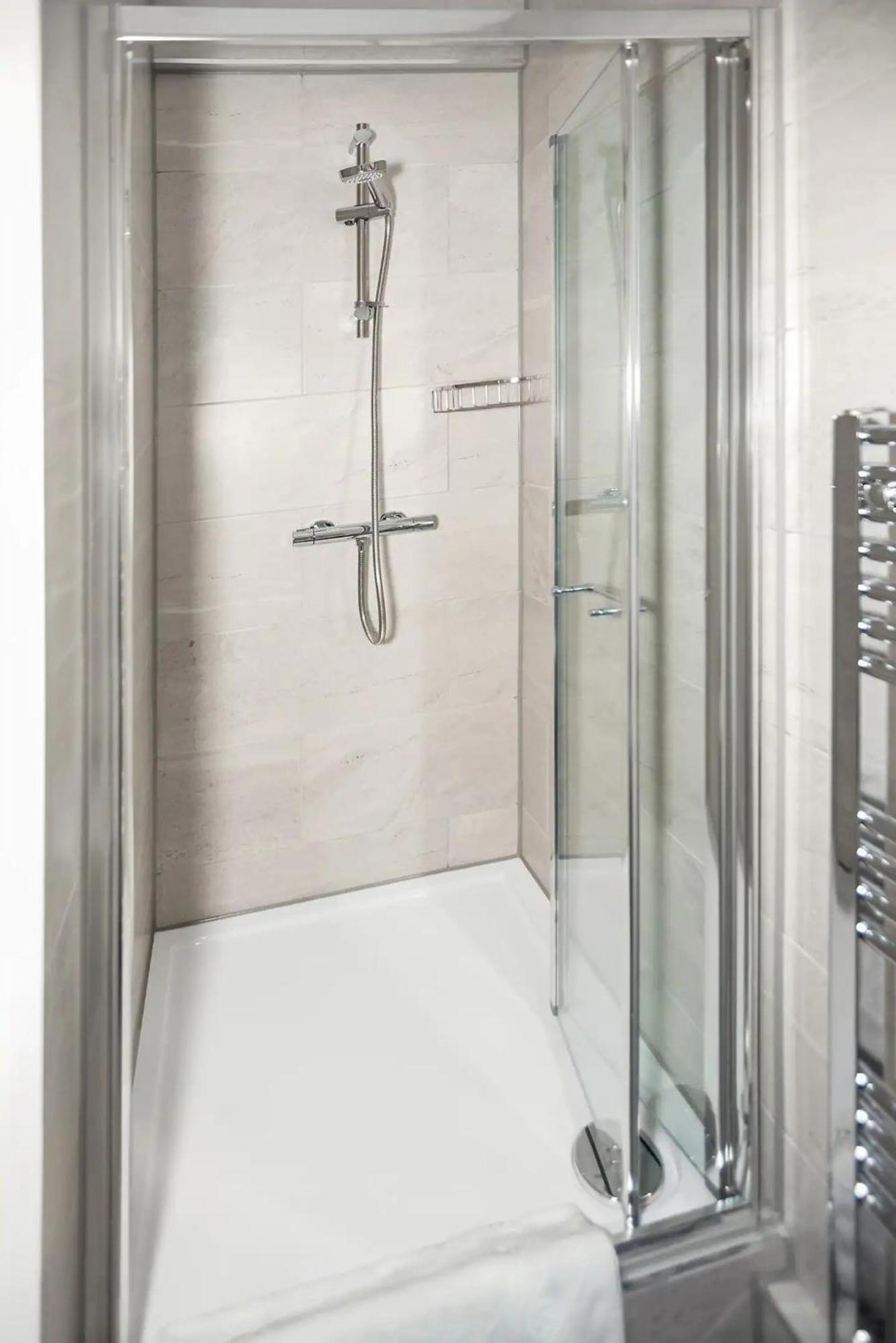 Chic Ensuite - 10% Off - 3 Min To Trains -pass The Keys Apartamento *